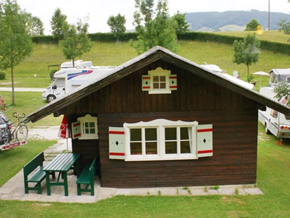 Luxury camping - Kochmöglichkeit - Ferienhütte "Schafberg": Größe der Ferienhütte: ca. 23 m2 - CAMP MondSeeLand Ferienhütten am CAMP MondSeeLand