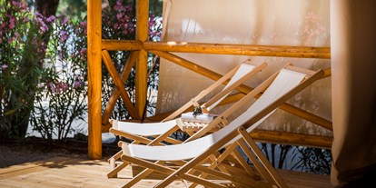Luxuscamping - Terrasse - Kvarner - Große überdachte Terrasse mit zwei Sonnenliegen und Lounge-Sesseln - Krk Premium Camping Resort - Valamar Krk Premium Camping Resort - Safari-Zelte