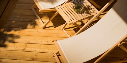Luxuscamping - Grill - Kvarner - Große überdachte Terrasse mit zwei Sonnenliegen und Lounge-Sesseln - Krk Premium Camping Resort - Valamar Krk Premium Camping Resort - Safari-Zelte