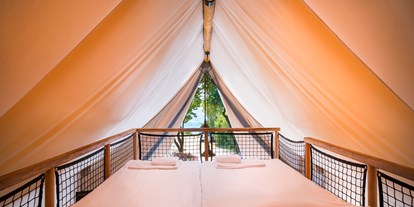 Luxuscamping - Krk - Doppelbett Schlafzimmer auf der Galerie in der 1. Etage - Krk Premium Camping Resort - Valamar Krk Premium Camping Resort - Safari-Zelte