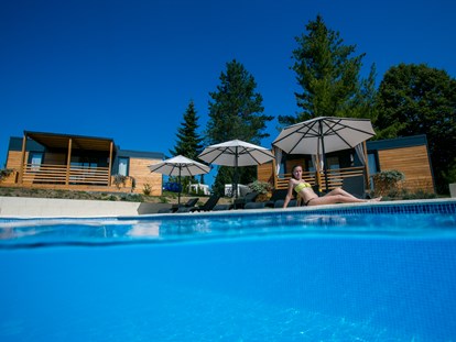 Luxury camping - Schwimbad - Plitvice Holiday Resort Bungalows auf Plitvice Holiday Resort