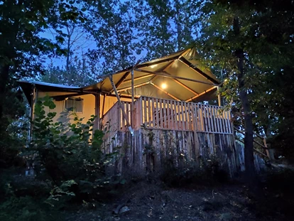 Luxury camping - Sonnenliegen - Mittelmeer - Comfort Camping Tenuta Squaneto Comfort Lodge Zelte auf dem Comfort Camping Tenuta Squaneto