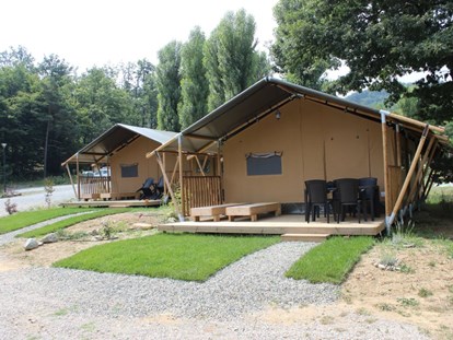 Luxury camping - Gartenmöbel - Comfort Camping Tenuta Squaneto Comfort Lodge Zelte auf dem Comfort Camping Tenuta Squaneto