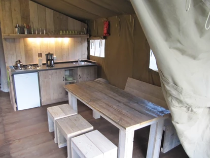 Luxury camping - Kochmöglichkeit - Mittelmeer - Comfort Camping Tenuta Squaneto Comfort Lodge Zelte auf dem Comfort Camping Tenuta Squaneto
