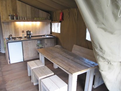 Luxury camping - Parkplatz bei Unterkunft - Comfort Camping Tenuta Squaneto Comfort Lodge Zelte auf dem Comfort Camping Tenuta Squaneto