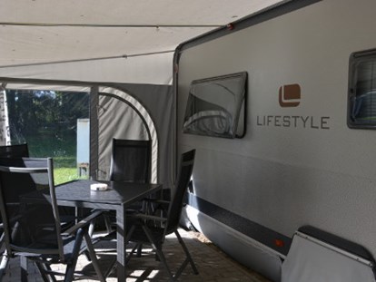 Luxuscamping - Art der Unterkunft: Campingfahrzeug - Selbstverständlich sind alle Mietwohnwagen mit Vorzelt und Campingtisch samt Stühlen ausgestattet. - Naturcamping Malchow Wohnwagen auf Naturcamping Malchow