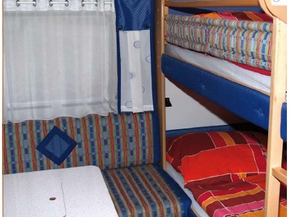 Luxuscamping - Gerade für Kinder ein besonderes Erlebnis- das schlafen in Etagenbetten. - Naturcamping Malchow Wohnwagen auf Naturcamping Malchow