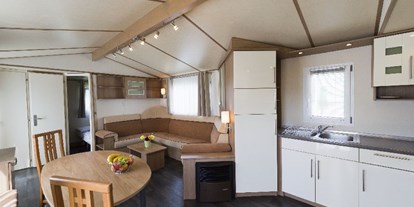 Luxuscamping - TV - Lüneburger Heide - Wohnbereich Chalet - Südsee-Camp Chalet Typ 1 am Südsee-Camp