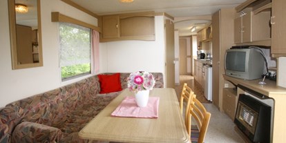 Luxuscamping - Kochmöglichkeit - Englisches Mobilwohnheim mit 3 Schlafzimmer - ostseequelle.camp Wohnmobilheim für max. 6 Personen