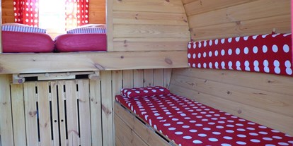 Luxuscamping - Art der Unterkunft: Schlaffass - Region Schwerin - Der Tisch ist in der Mitte Ausziehbar, zu Viert sitzt man hier gemütlich. - ostseequelle.camp Campingfässer (Schlafffässer)