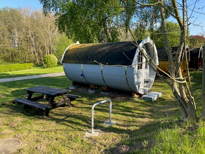 Luxury camping - Parkplatz bei Unterkunft - Ostseeküste - Viele Fässer mit Fahrradständer - ostseequelle.camp Campingfässer (Schlafffässer)