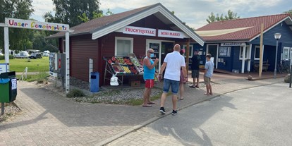 Luxuscamping - Region Schwerin - Mini-Shop mit Angebot von frischen Brötchen und Obst - ostseequelle.camp Campingfässer (Schlafffässer)