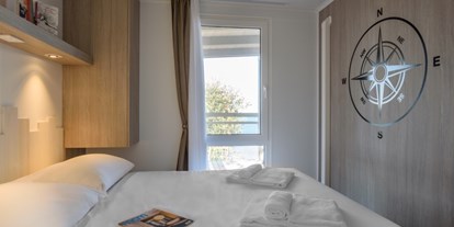 Luxuscamping - Rovinj - Mobilheim Superior - Schlafzimmer mit Doppelbett - Maistra Camping Veštar Mobilheim Superior am Camping Vestar