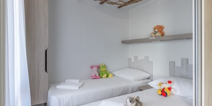 Luxuscamping - Mobilheim Superior - Schlafzimmer mit Einzelbetten - Maistra Camping Veštar Mobilheim Superior am Camping Vestar