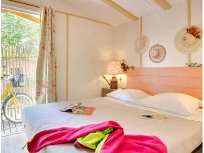 Luxuscamping - Schlafzimmer mit Doppelbett - Camping Le Sérignan Plage Cabane Jardin für 6 Personen am Camping Le Sérignan Plage