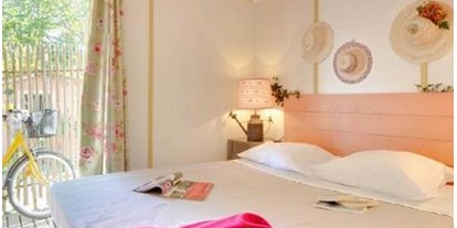 Luxuscamping - Art der Unterkunft: Bungalow - Frankreich - Schlafzimmer mit Doppelbett - Camping Le Sérignan Plage Cabane Jardin für 6 Personen am Camping Le Sérignan Plage