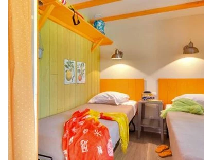 Luxury camping - getrennte Schlafbereiche - France - Schlafzimmer mit zwei Einzelbetten - Camping Le Sérignan Plage Cabane Jardin für 6 Personen am Camping Le Sérignan Plage