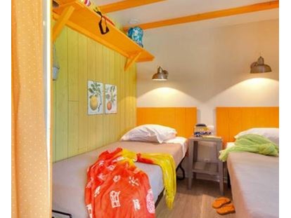 Luxury camping - France - Schlafzimmer mit zwei Einzelbetten - Camping Le Sérignan Plage Cabane Jardin für 6 Personen am Camping Le Sérignan Plage