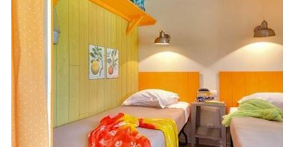 Luxuscamping - Languedoc-Roussillon - Schlafzimmer mit zwei Einzelbetten - Camping Le Sérignan Plage Cabane Jardin für 6 Personen am Camping Le Sérignan Plage