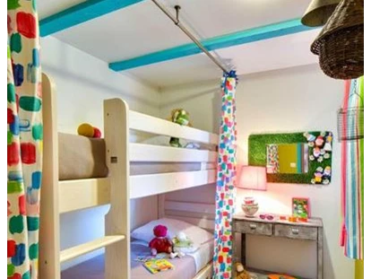 Luxuscamping - getrennte Schlafbereiche - Frankreich - Ein Schlafzimmer mit Etagenbett - Camping Le Sérignan Plage Cabane Jardin für 6 Personen am Camping Le Sérignan Plage