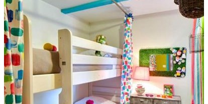 Luxuscamping - TV - Béziers - Ein Schlafzimmer mit Etagenbett - Camping Le Sérignan Plage Cabane Jardin für 6 Personen am Camping Le Sérignan Plage