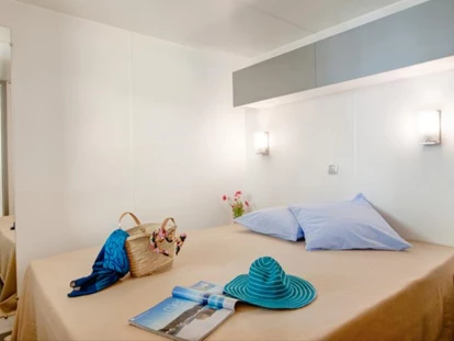 Luxury camping - Gartenmöbel - Mittelmeer - Schlafzimmer mit Doppelbett - Camping Le Sérignan Plage Cottage Patio für 7 Personen am Camping Le Sérignan Plage