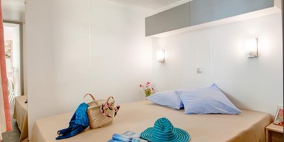 Luxuscamping - TV - Béziers - Schlafzimmer mit Doppelbett - Camping Le Sérignan Plage Cottage Patio für 7 Personen am Camping Le Sérignan Plage