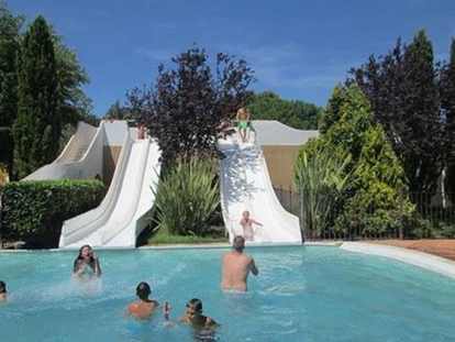 Luxuscamping - Gartenmöbel - Mittelmeer - Toller Pool mit Rutschen - Camping Le Sérignan Plage Cottage Patio für 7 Personen am Camping Le Sérignan Plage