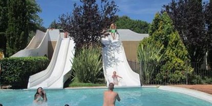 Luxuscamping - Languedoc-Roussillon - Toller Pool mit Rutschen - Camping Le Sérignan Plage Cottage Patio für 7 Personen am Camping Le Sérignan Plage