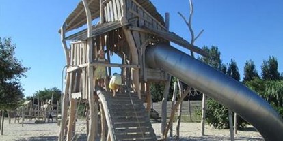 Luxuscamping - Languedoc-Roussillon - Toller Spieleturm - Camping Le Sérignan Plage Cottage Patio für 7 Personen am Camping Le Sérignan Plage