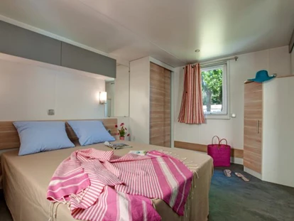 Luxuscamping - Klimaanlage - Béziers - Schlafzimmer mit Doppelbett - Camping Le Sérignan Plage Cottage "PMR" für 4 Personen am Camping Le Sérignan Plage