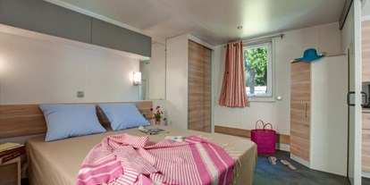 Luxuscamping - Languedoc-Roussillon - Schlafzimmer mit Doppelbett - Camping Le Sérignan Plage Cottage "PMR" für 4 Personen am Camping Le Sérignan Plage