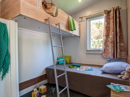 Luxury camping - getrennte Schlafbereiche - France - Zimmer mit zwei Einzelbetten - Camping Le Sérignan Plage Cottage "PMR" für 4 Personen am Camping Le Sérignan Plage