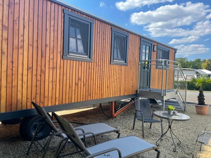 Luxury camping - Kochmöglichkeit - Schäferwagen Außenansicht - Campingpark Heidewald Campingpark Heidewald