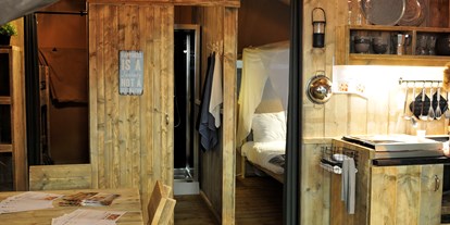 Luxuscamping - Deutschland - Innen - Gemütlichkeit pur ...das kleine Safarizelt...Mogli mit 4 Schlafplätzen. Maximal 3 Erwachsene und 1 Kind. - Campingpark Heidewald Campingpark Heidewald