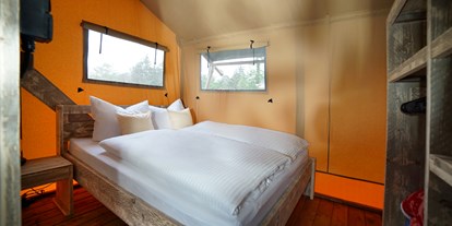 Luxuscamping - Terrasse - Doppelbett im Safarizelt.....lädt zum Träumen ein! - Campingpark Heidewald Campingpark Heidewald