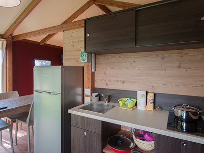 Luxury camping - Kühlschrank - Adria - Eurcamping Mini Lodge Lagrein auf  Eurcamping 