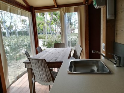 Luxury camping - Gartenmöbel - Adria - Eurcamping Mini Lodge Lagrein auf  Eurcamping 