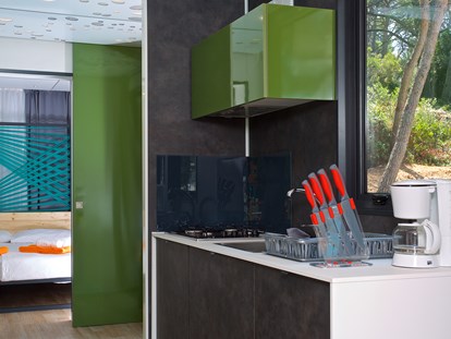 Luxuscamping - Kühlschrank - Praktische und komplett ausgestattete Küche
 - Camping Cikat Luxuriöse Mobilheime Typ Freed-Home auf Camping Cikat