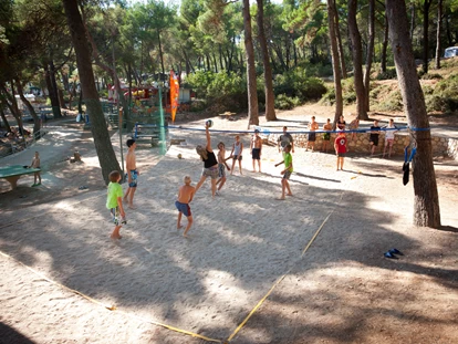 Luxury camping - barrierefreier Zugang - Adria - Volleyball - Camping Cikat Mobilheime Typ C auf Camping Cikat