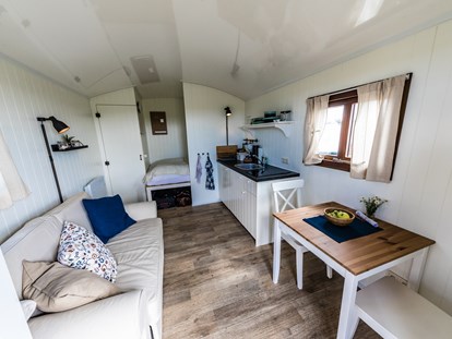 Luxury camping - Preisniveau: günstig - Nordsee - Pipowagen von innen  - Nordseestrand in Dornumersiel Pipowagen auf dem Campingplatz am Nordseestrand in Dornumersiel