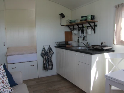 Luxury camping - Terrasse - Ostfriesland - Die  kleine Küchenzeile - Nordseestrand in Dornumersiel Pipowagen auf dem Campingplatz am Nordseestrand in Dornumersiel