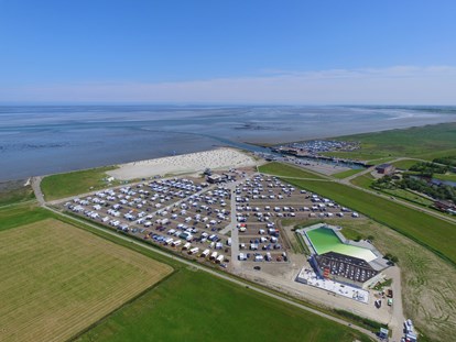 Luxuscamping - Preisniveau: günstig - Nordsee - Nordseestrand in Dornumersiel Pipowagen auf dem Campingplatz am Nordseestrand in Dornumersiel