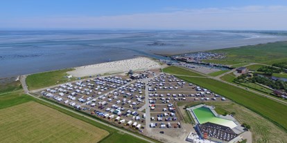 Luxuscamping - Parkplatz bei Unterkunft - Ostfriesland - Nordseestrand in Dornumersiel Pipowagen auf dem Campingplatz am Nordseestrand in Dornumersiel