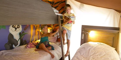 Luxury camping - getrennte Schlafbereiche - Italy - Kinderzimmer - Camping Village Cavallino - Suncamp SunLodge Jungle von Suncamp auf Camping Village Cavallino