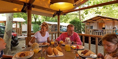 Luxuscamping - Kochmöglichkeit - Italien - Terrasse - Camping Village Cavallino - Suncamp SunLodge Jungle von Suncamp auf Camping Village Cavallino