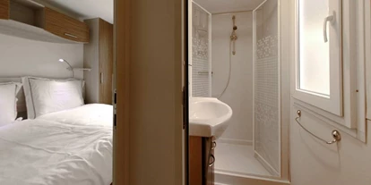 Luxuscamping - Klimaanlage - Schlafzimmer und Badezimmer - Camping Resort Lanterna - Suncamp SunLodge Aspen von Suncamp auf Camping Resort Lanterna