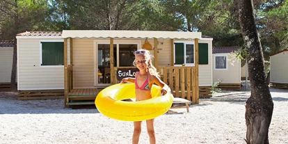 Luxury camping - Dusche - Adria - Mobilheim von Suncamp - Camping Resort Lanterna - Suncamp SunLodge Redwood von Suncamp auf Camping Resort Lanterna