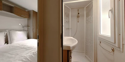 Luxuscamping - Kochmöglichkeit - Italien - Badezimmer und Schlafzimmer - Campeggio Barco Reale - Suncamp SunLodge Maple von Suncamp auf Campeggio Barco Reale