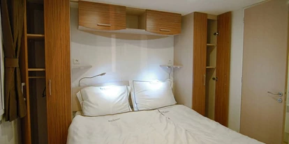 Luxury camping - getrennte Schlafbereiche - Italy - Doppelbett - Campeggio Barco Reale - Suncamp SunLodge Maple von Suncamp auf Campeggio Barco Reale